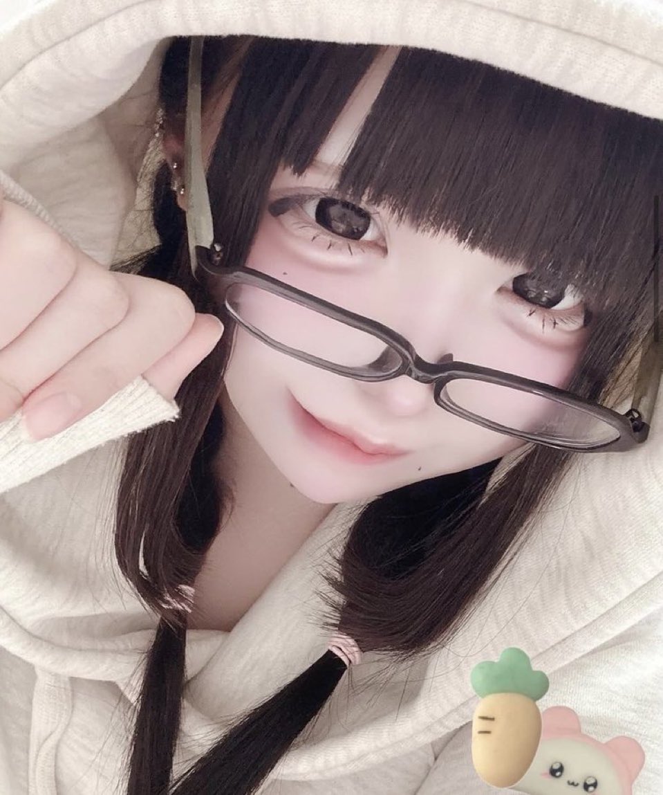 45ef1i's tweet photo. この顔めっちゃ可愛い😍😍量産型とか言われてるけどこのメイク結構好き https://t.co/rexv22HKY8