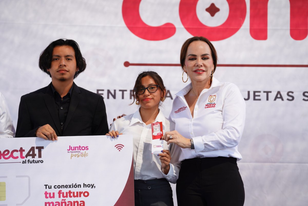 vrangelmedia's tweet photo. 📱 Estudiantes de la @UTNuevoLaredo  y la UPN recibieron tarjetas SIM con 14 GB mensuales, redes sociales ilimitadas, llamadas y mensajes gratuitos.

La Alcaldesa @Carmenliliacrv informó que “Conéctate al Futuro” busca beneficiar hasta a 10 mil universitarios de #NuevoLaredo https://t.co/QJXfjJKTRB