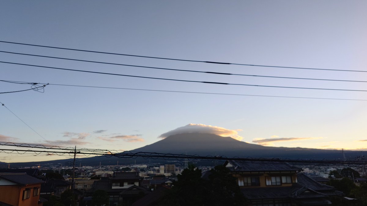 hiro21502150's tweet photo. 今日の富士山🗻気温24℃
2026/09/22(火)05:51自宅より

おはようございます😾😄

大きな笠雲を乗せた富士山
☁
🗻

富士宮市は晴れのち曇り予報☀☁

シルバーウィーク終了です😭
仕事休みたいですが行ってきます🚗🏭️💻️🔥
お休みの方は満喫してくださいね✨️
今日も1日よろしくお願いします😀 https://t.co/tKx86HzVNj