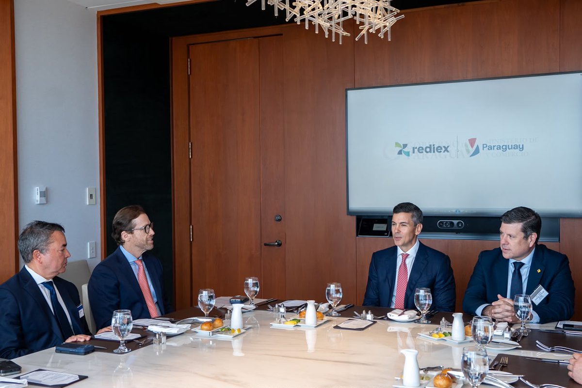 SantiPenap's tweet photo. Junto a representantes de Bank of America conversamos sobre el excelente momento económico que vive Paraguay.

Nuestro grado de inversión, la estabilidad macroeconómica y un clima de negocios cada vez más atractivo, sumados a un crecimiento sostenido cercano al 5%–6% anual, están despertando un creciente interés internacional.

Paraguay ofrece hoy oportunidades concretas para invertir, producir y crecer. A esto se suma nuestra creciente capacidad logística y el enorme potencial para consolidarnos como hub regional, impulsados por obras estratégicas como la Ruta Bioceánica.

El Paraguay está abierto al mundo y preparado para crecer.