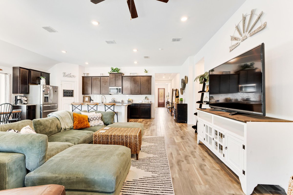 LesterPuyear's tweet photo. Golden hour is pure magic. Soft window light transforms a living room into a buyer’s dream, creating photos they’ll save and showings they’ll book. Every detail matters—from wall color to sunlight on the floor. Make your listings stand out. https://t.co/zdPuS4RX7C
