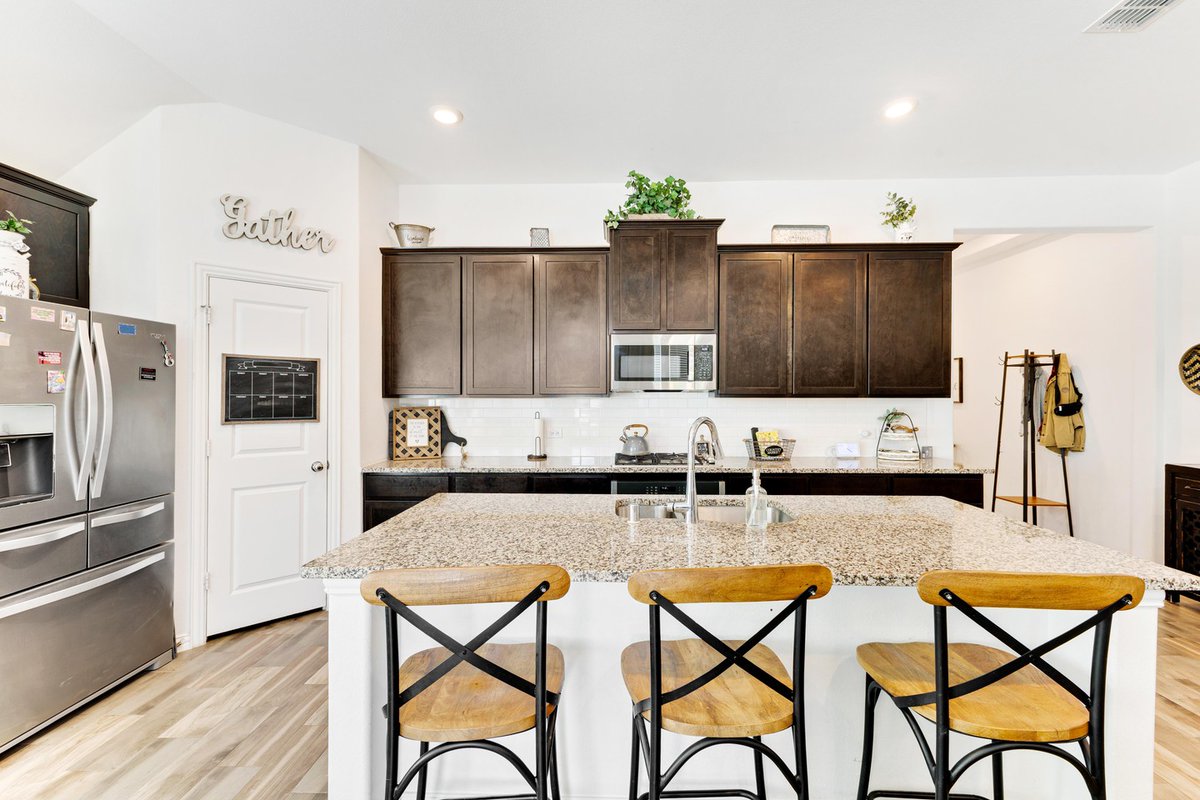LesterPuyear's tweet photo. Golden hour is pure magic. Soft window light transforms a living room into a buyer’s dream, creating photos they’ll save and showings they’ll book. Every detail matters—from wall color to sunlight on the floor. Make your listings stand out. https://t.co/zdPuS4RX7C
