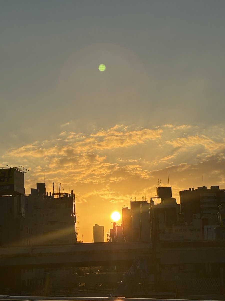 ds04c3Riko's tweet photo. 今朝の朝日☀️まだ月も見える🌕 https://t.co/F9cJAxl61A