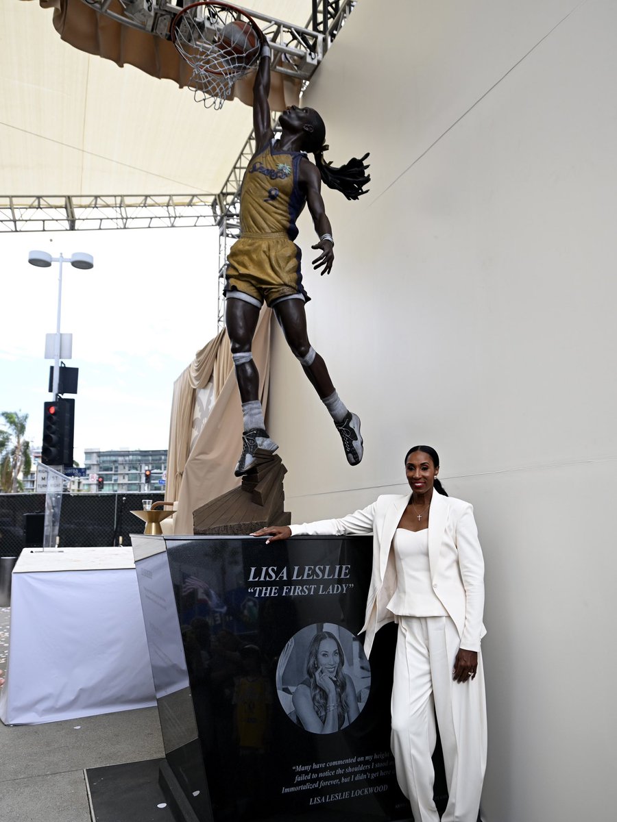 USCWBB's tweet photo. A statue fitting for a GOAT ✌️

🐐 @LisaLeslie https://t.co/P5wkJ0ZQg6