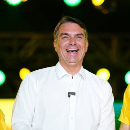 NewsLiberdade's tweet photo. 🚨URGENTE - Pesquisa Quaest diz que Flávio Bolsonaro ultrapassou Lula no segundo turno

🟢Flávio - 42%

🔴Lula - 41% https://t.co/hHlfzJYVy4