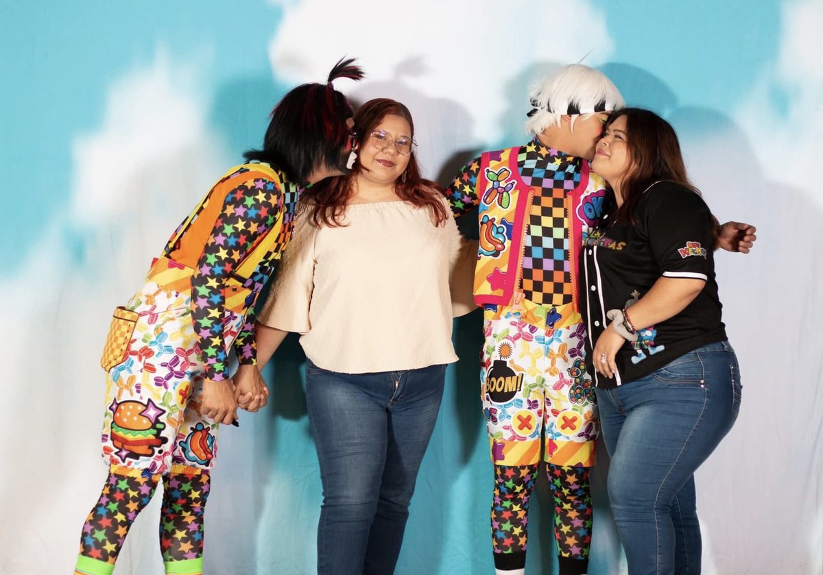 MoscosaAngela's tweet photo. 💙 Las Mesmorritas 
🌎León GTO 
📆 2 años 
💬 Un curita al corazón 
📸 Foto favorita con los mesmos 

#LosMesmosShow https://t.co/3PsJWa917u