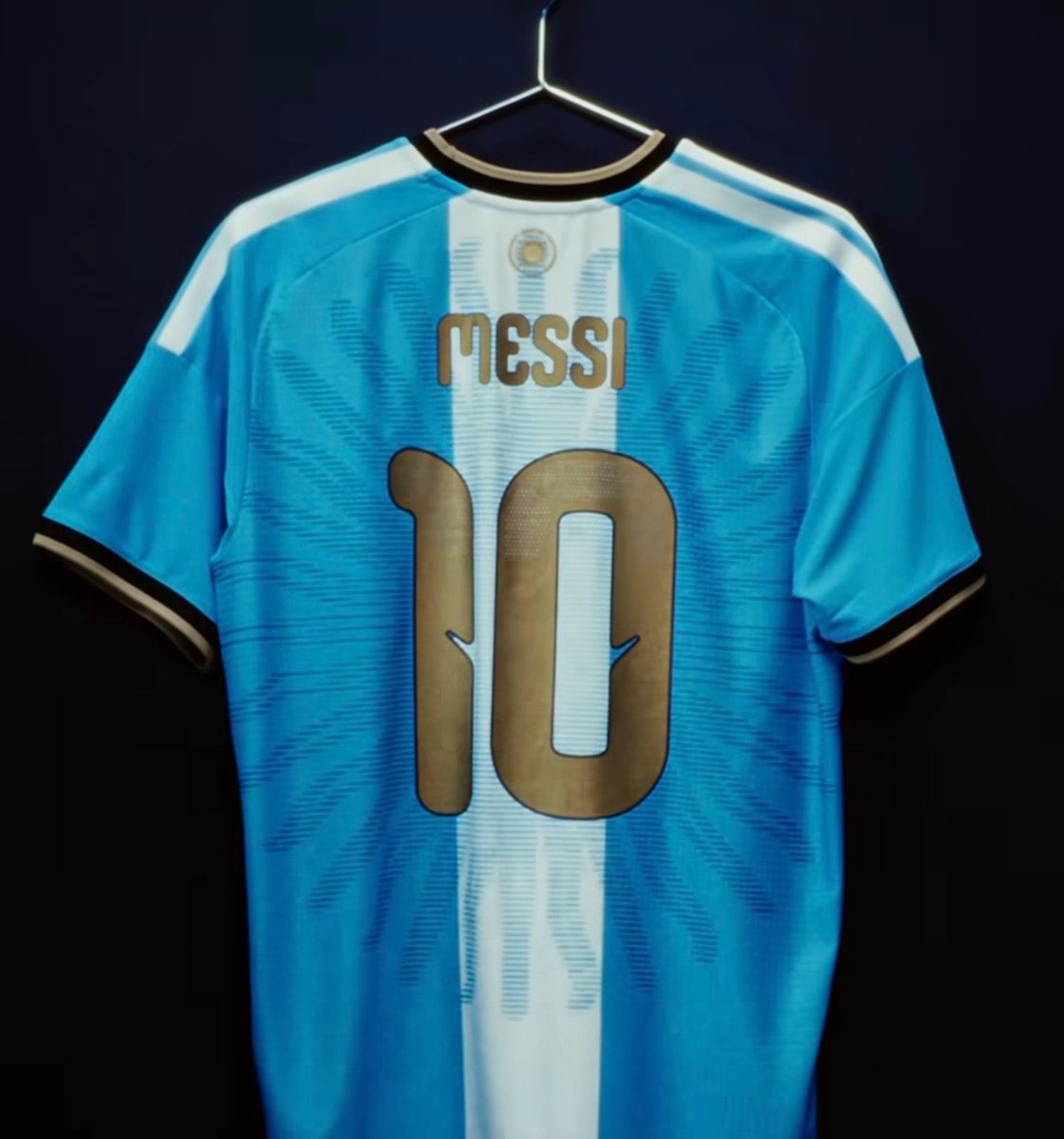 Tobs_fc's tweet photo. ▫️Dropped the boot he lost a World Cup final in. 
▫️Took off the shirt he won a World Cup final in 
▫️Hanged the shirt he is retiring with. 

POETRY. 😭😭😭❤️ https://t.co/YwU9DCApMH
