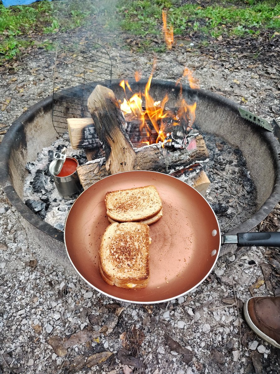 DivineBeaut1517's tweet photo. @AndrewForFaith There is no cozy dinner everything went to shame after this moment. (2 spilled soups and soggy grilled cheeses later) https://t.co/WxTTeX46JX