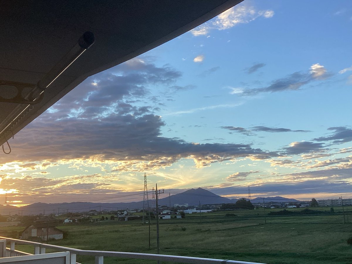 itumokaren's tweet photo. おはようございます☀
ちびカレンちゃん地方、久々の朝日☀️です。
筑波山も綺麗に見えます。
今日もよろしくお願いします。
🐶よろしくでしゅ、ワンワン！ https://t.co/U5k1Hw8t8t