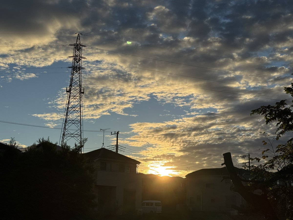 sunsunriko's tweet photo. おはようございます。台風一過の朝、なんかモワッとしてます。雲は賑やか、虫も賑やか。キンモクセイはだいぶ落ちてました。今朝も感謝です。朝活終えて落ち葉をまとめましょ。
#朝活　#イマソラ　#空が好き https://t.co/U5orpFh53x