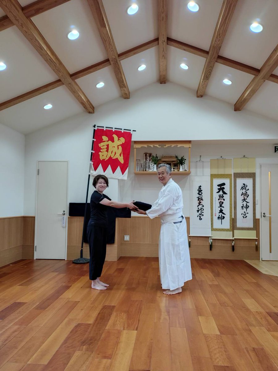 hinodojo's tweet photo. 9月19日㈯、ひの市民大学主催「第4回　日野ゆかりの新選組と剣術」にて、今回は、土方歳三資料館館長土方愛さんをお誘いして、約160年の時を経て『歳さん・源さん』の子孫が天然理心流演武を披露しました✨
プレゼントさせていただいた道着もよくお似合いです😊
披露前には館長と練習稽古☺️ https://t.co/dJlQ2cdy37