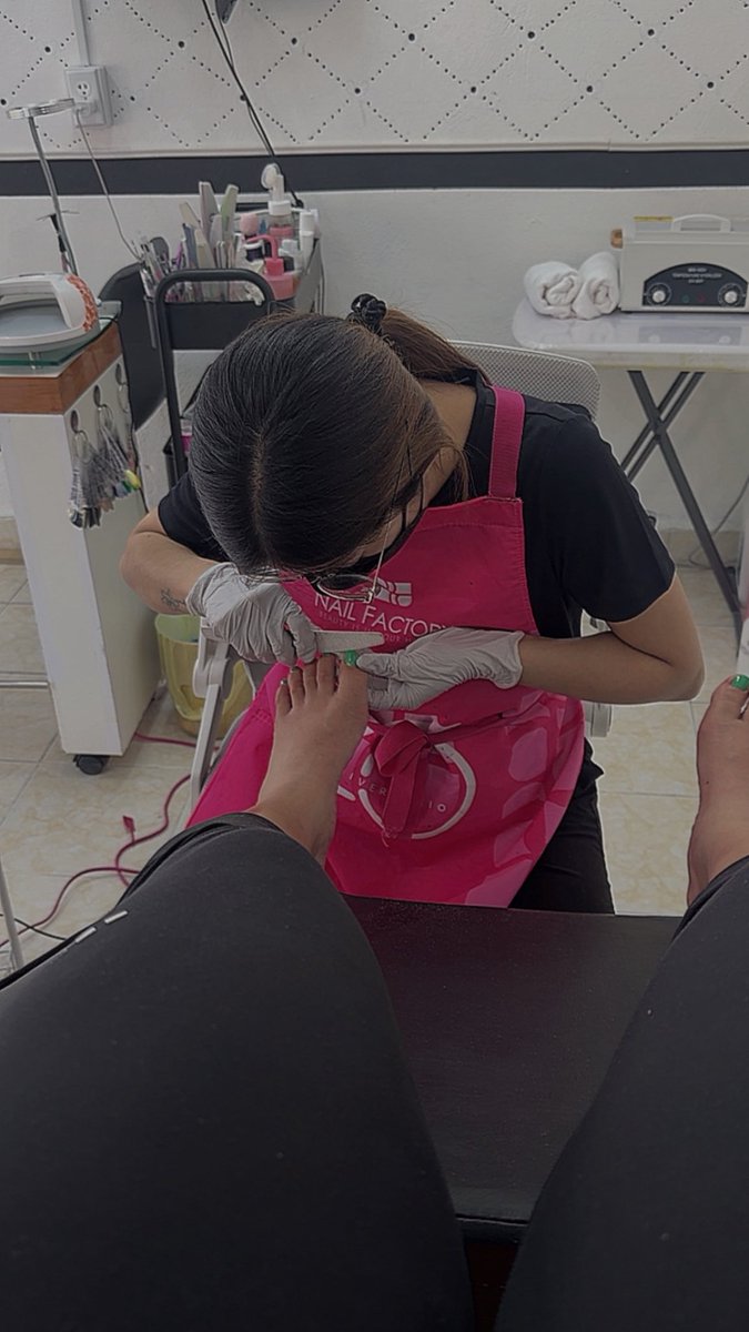 danizuir's tweet photo. Para el conté 😅🦶���💅 https://t.co/kjQKbRWX6w