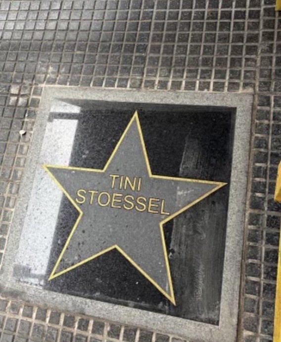 TINIData's tweet photo. Han refaccionado la estrella de TINI que se encuentra en calle corrientes de Buenos Aires ⭐️ https://t.co/A3DVpw7rEG