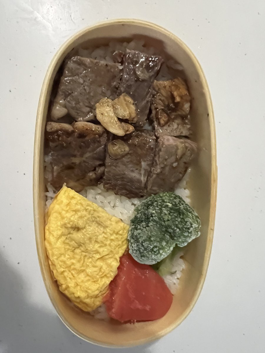 1967yamada63's tweet photo. おはようございます😊
今日も仕事ですが、台風一過で朝から☀️
明日明後日連休だから頑張ります❗️
今日はステーキ弁当🍱です🤤 https://t.co/F5hJr2KGNN