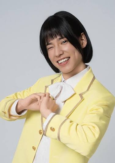 toyotamura_'s tweet photo. モナキのおヨネ、元工場勤務。この経歴はメーカーに刺さる。トヨタ村においで。

龍谷大学ではアカペラサークルに所属。
産近甲龍なのもいい感じ。

卒業後は芸能界ではなく、
機器制御盤の設計会社に就職。
本人も
「工場でトラブルを直す仕事をしていました」
と語っている。

つまり、ガチの製造業経験者。
設備が止まる。
現場に呼ばれる。
原因を探す。
直す。
この世界を知ってからアイドルになってる。

モナキがJTCおじさんに刺さると思ってるけど、
おヨネに関しては「工場で働く側」まで経験してるのが面白い。

メーカーのCMに出てきても、全然違和感ない経歴なんよ。