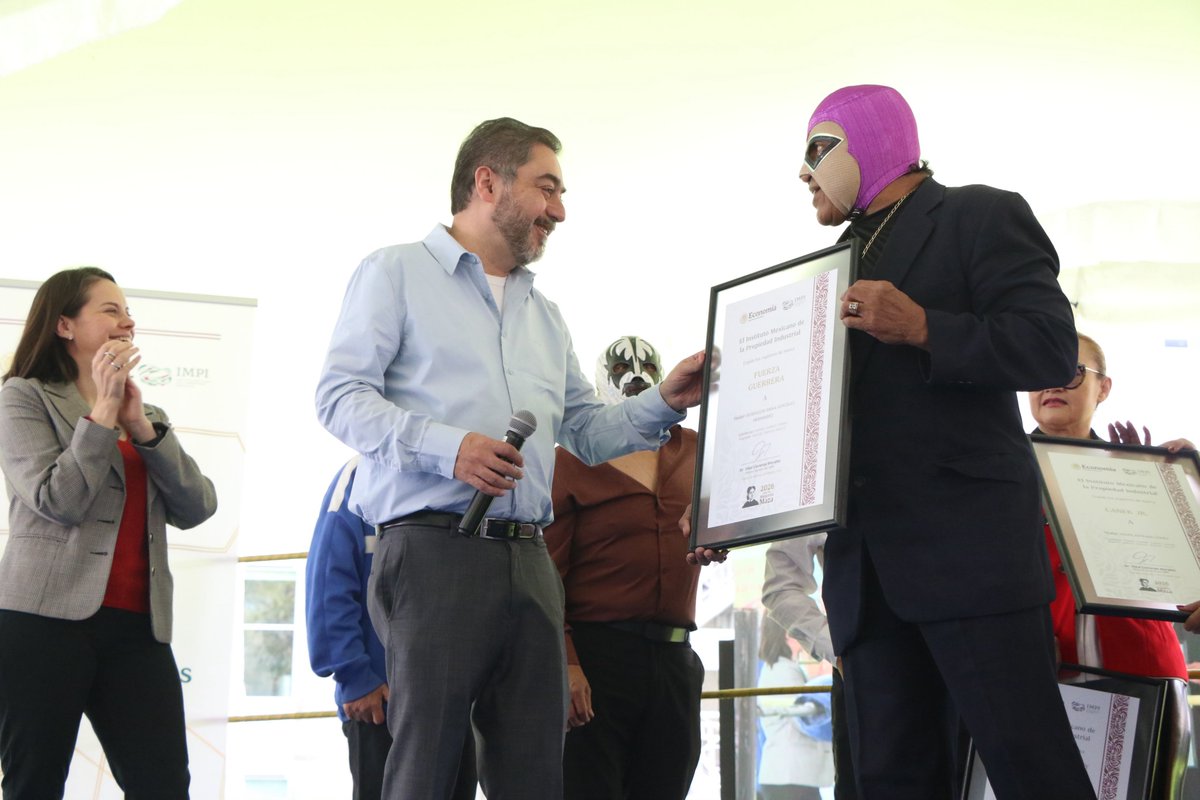 vidallerenas's tweet photo. ¡El legado de la Lucha Libre se defiende dentro y fuera del ring! 🤼‍♂️ Entregamos registros de marca a nuestros luchadores para proteger los personajes que inspiran a todo México. 🇲🇽✨ https://t.co/E5iFqVeqtD