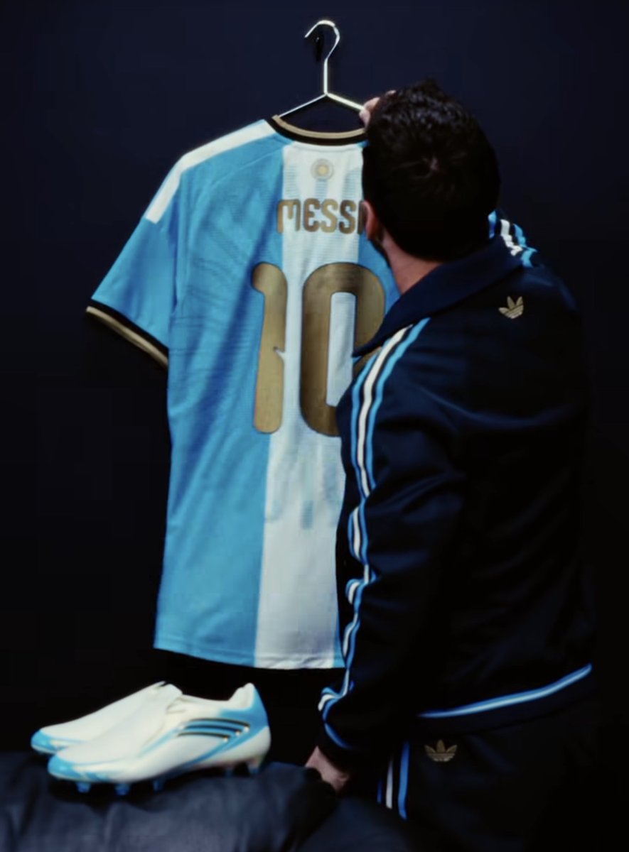 GoalVersee's tweet photo. 🚨 BREAKING: Adidas just confirmed Argentina’s new kit has been completely sold out minutes after Lionel Messi dropped its new design. 

More demands are still coming in. https://t.co/RvwWtJCALz