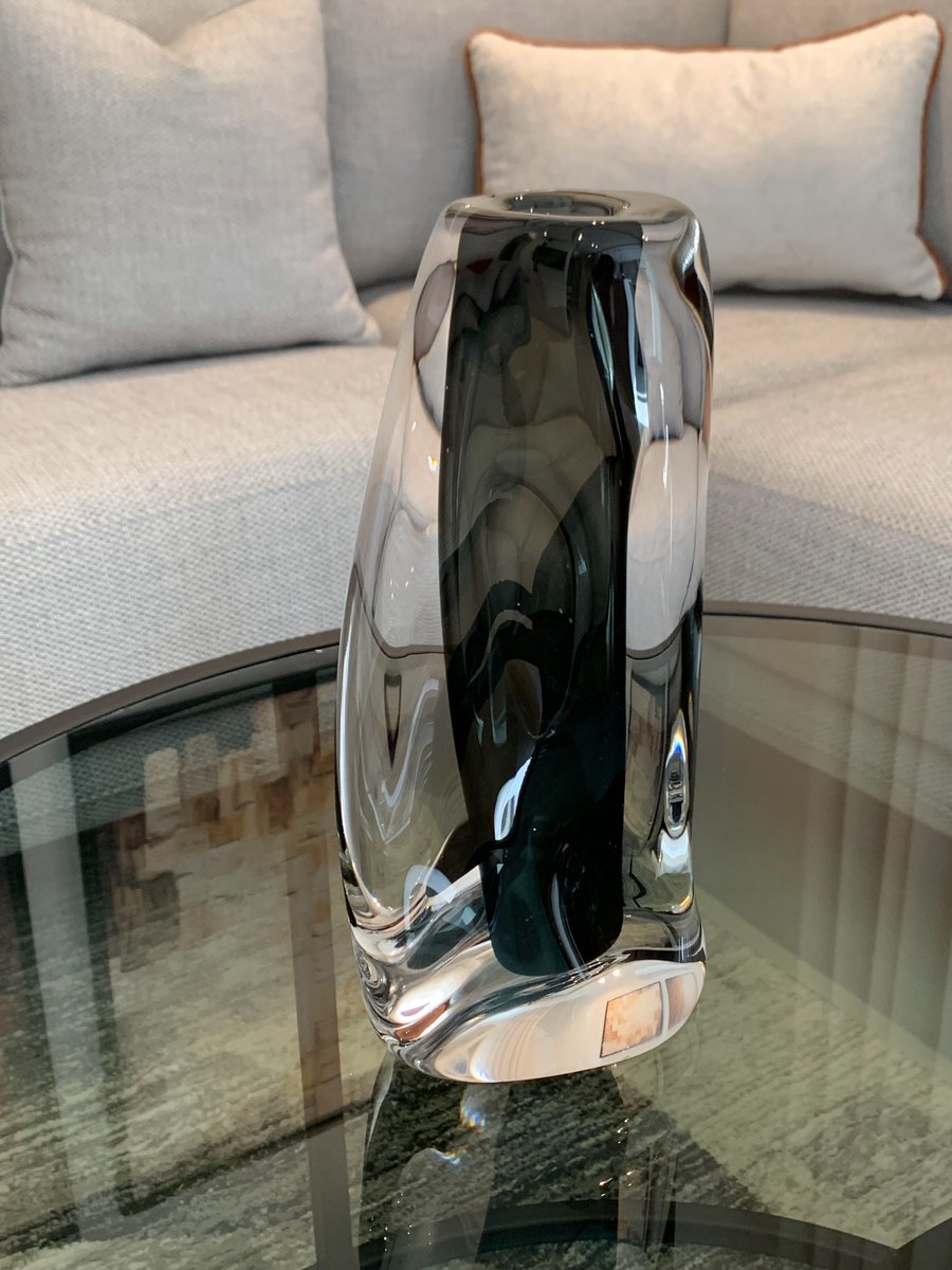 ManuelNeeljqc's tweet photo. Modern elegance in its purest form. Sleek black glass with fluid lines that add depth and character to any space. Perfect for consoles, coffee tables, or shelves. Available now. DM to order. https://t.co/xTPKcsuDzP