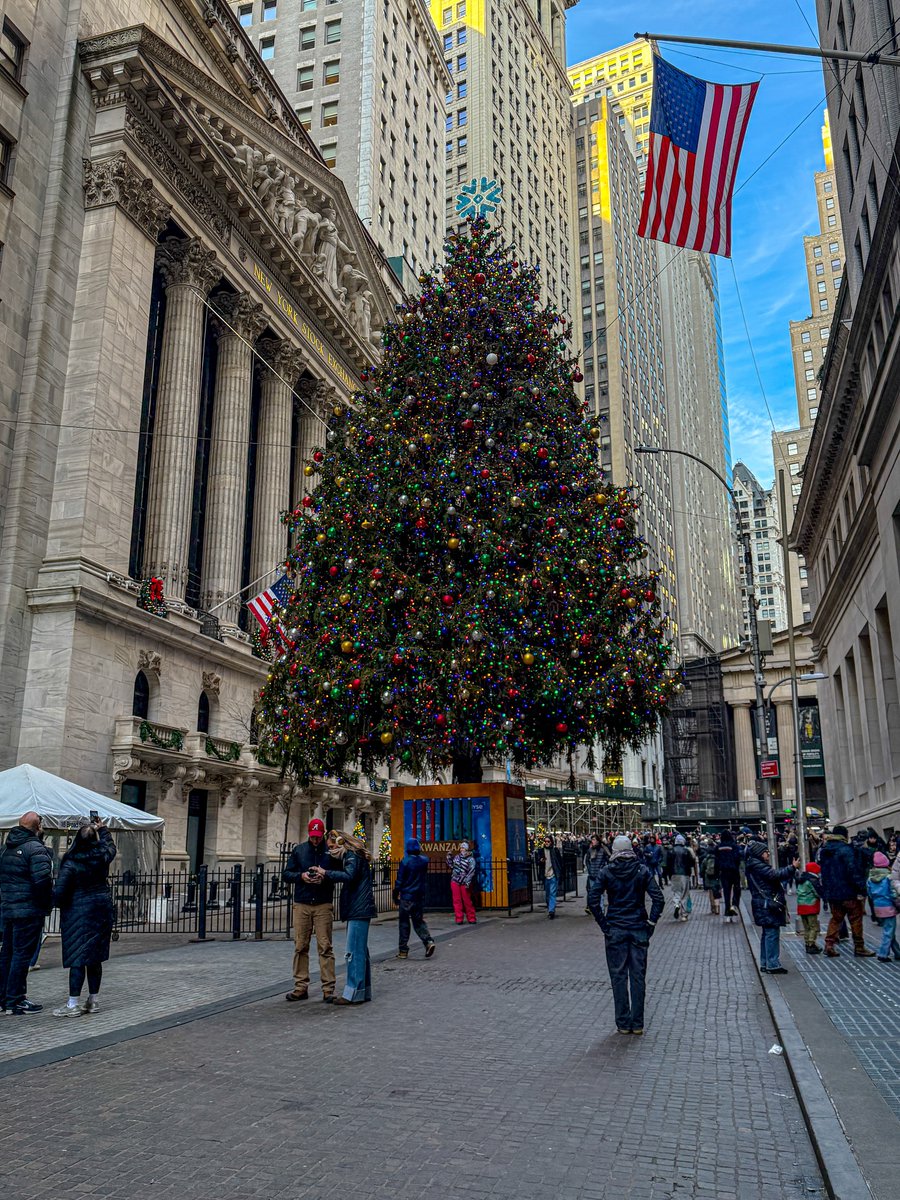 SherikaHelpw's tweet photo. A festive Wall Street

📸: iPhone 16 Pro Max 
Date of picture: December 20, 2025 https://t.co/NYxGqXfelP
