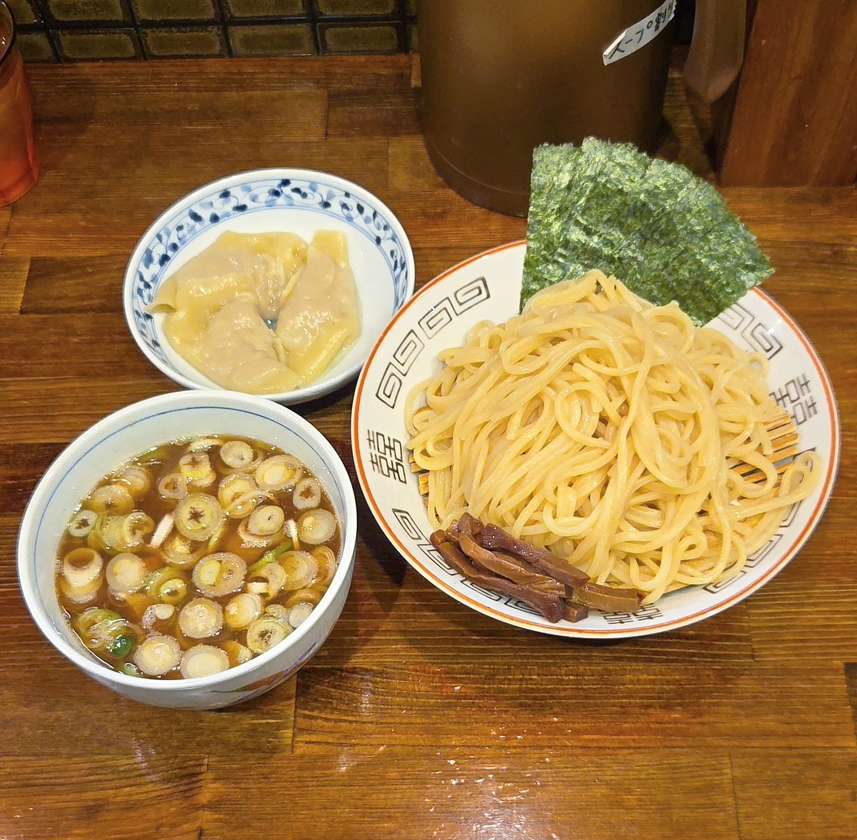 KaizokuoMa's tweet photo. 【奈つやの中華そば】下丸子
限定 さんま節の雲呑つけそば
訪麺🍜喉ごし抜群のツルモチ中太麺！芳ばしく強靭な秋刀魚薫るつけ汁にdipすれば…華やかで力強くコク深い味わいと鼻腔を擽る鮮烈な余韻が五臓六腑に突き刺さる珠玉の逸杯♫めッちゃウマ──ッ!!
自慢のもちもち雲呑も相性🥰
超絶美味‼️🙏💥💯 https://t.co/miPGdJg1tS