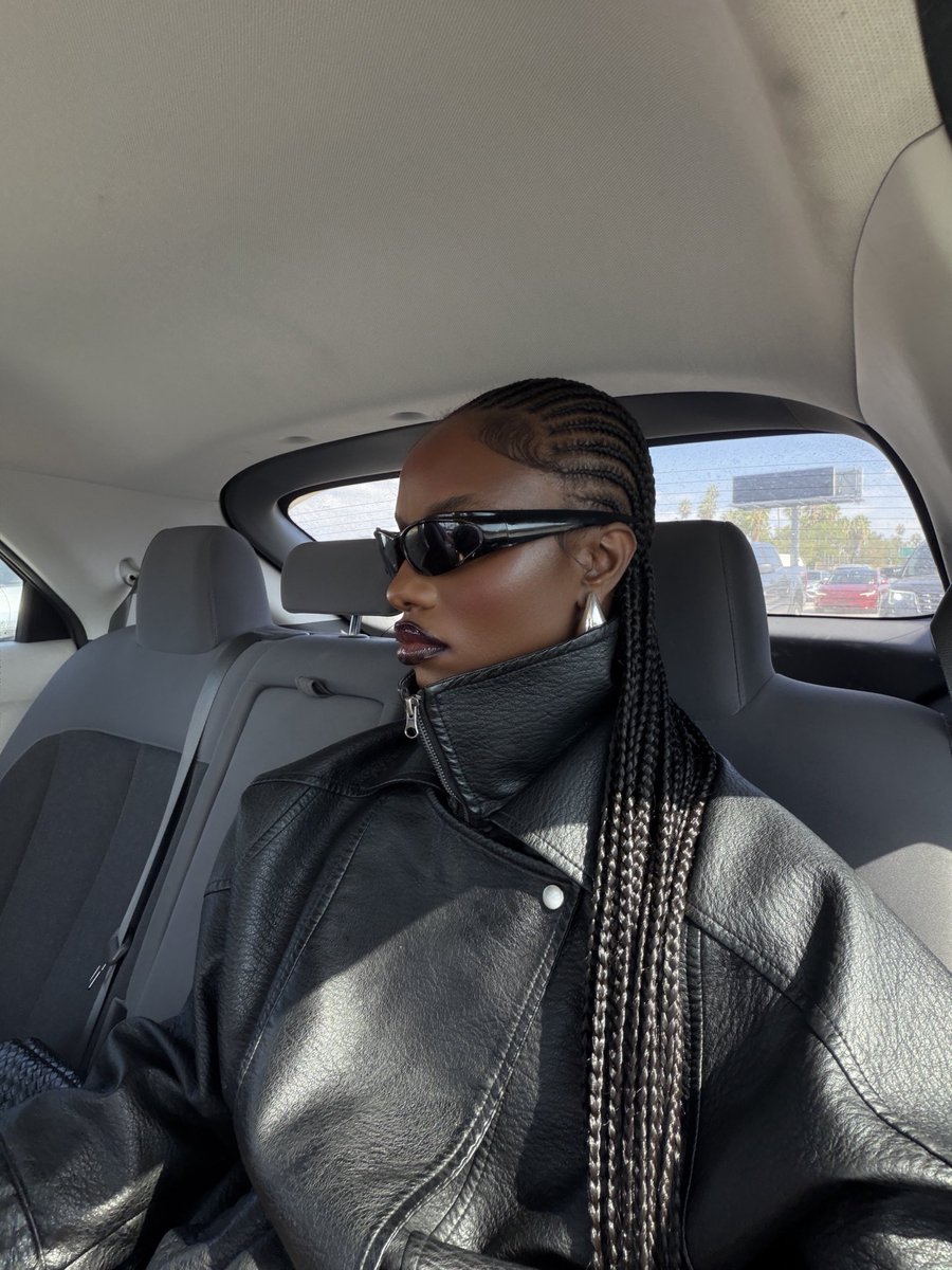 ShaVonneBoggs's tweet photo. yall like my braids https://t.co/JhbqD1AzdE
