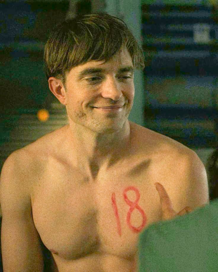 pattinsonactor's tweet photo. 18 🥴😏                                    17 😒🙄 https://t.co/N2pEMmJvN6