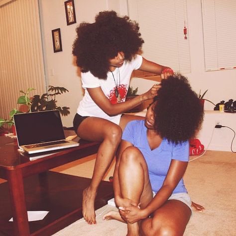 sweettrait's tweet photo. I wish I could commission someone to make poses like this fr, tell me if there are some!! Idk I just want some poses where our blk sims can do each other’s hair because there’s something intimate about it, like one of my earlier memories is my Granny braiding my hair https://t.co/dBni66h4hP