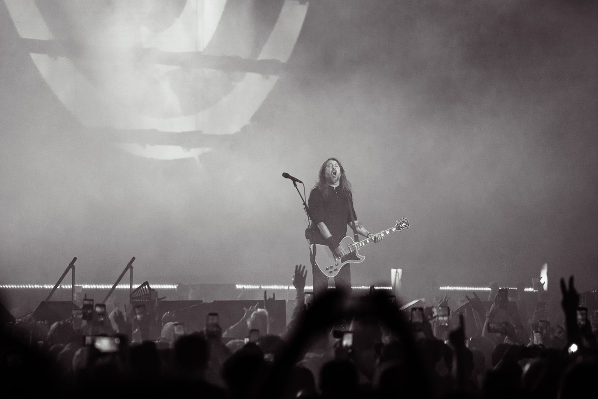 bcplace's tweet photo. The deepest blues are black. 🎸

TAKE COVER TOUR had BC Place rocking last night with the @foofighters, @qotsa, and Gouge Away. https://t.co/Qx1PeXrJQH