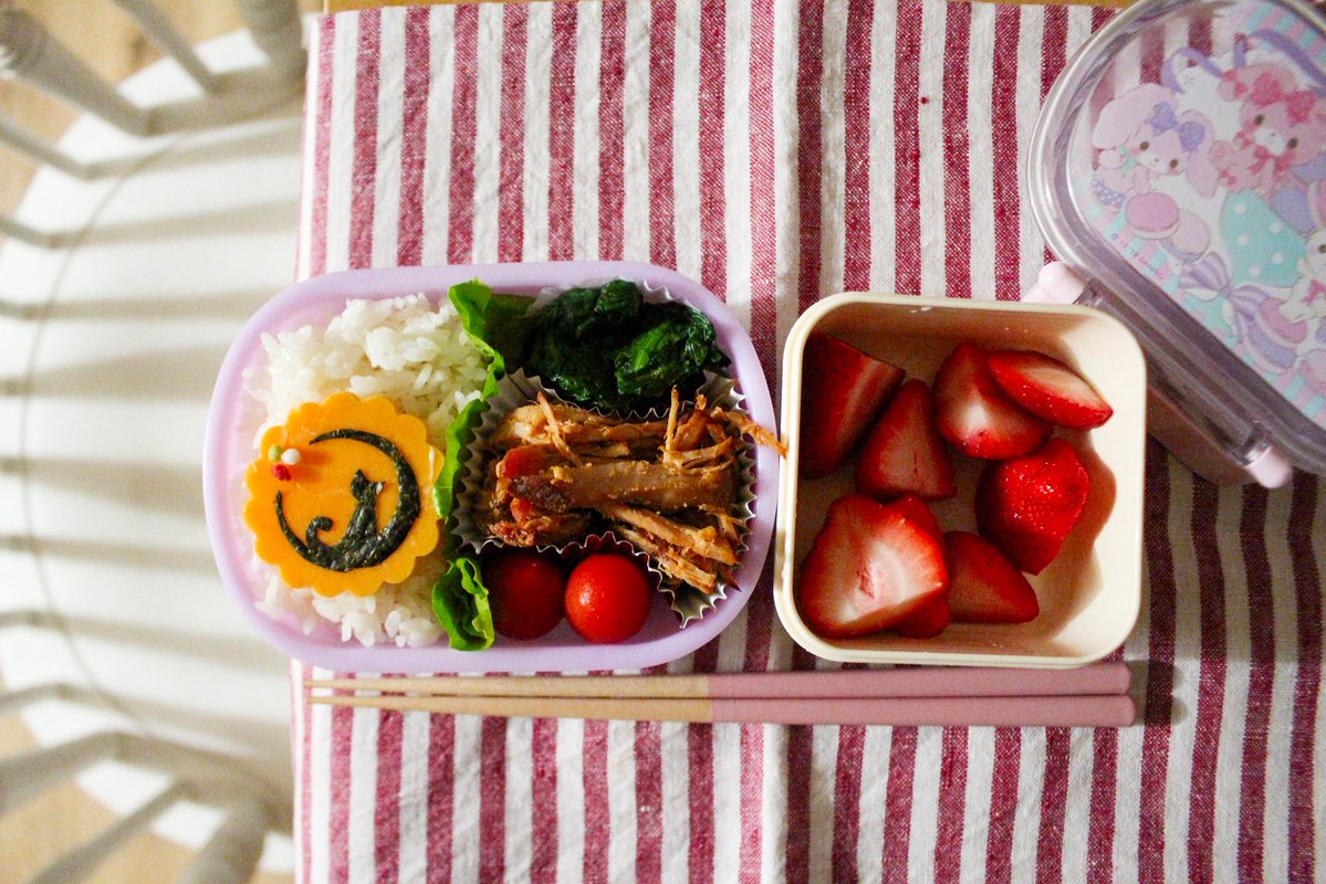 megontheridge's tweet photo. My daughter's #お弁当 today. #お弁当記録 #お弁当作り楽しもう部 #娘弁当 #アメリカ生活 #お弁当日記 #foodie #LunchBreak https://t.co/PgX2vexlB2