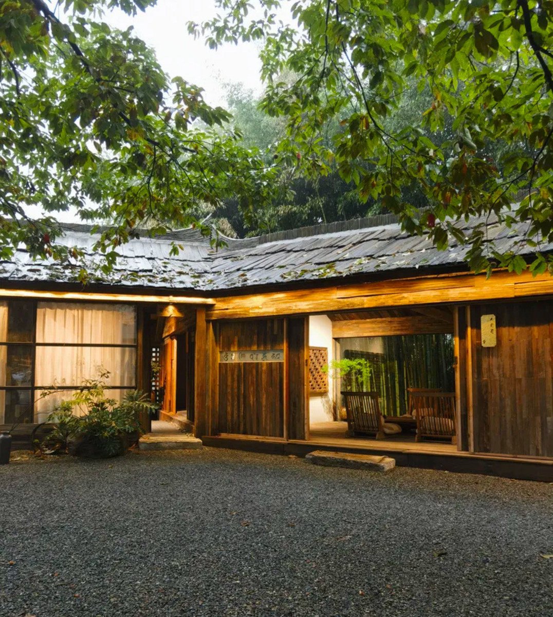 butz_jonas's tweet photo. Spent the whole afternoon wandering the narrow alleyways of a Kyoto old town—each wooden shopfront smells of fresh matcha, and the sound of distant temple bells makes every step feel like a warm, soft dream. https://t.co/CeCBK57voj