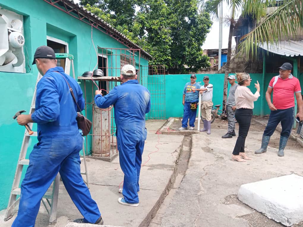 BarceloOrt92635's tweet photo. En #ProvinciaGranma una obra de #AmorInfinito es el Hogar Materno Mariana Grajales,que incrementa la potencia de sus paneles solares hasta alcanzar los 5 kilowatts,gracias a la donación realizada por la MIPYME Fénix,que aportó 3 kilowatts,sumados a 2 que tenía.
#CubaPorLaVida https://t.co/Jf3waqFQeZ
