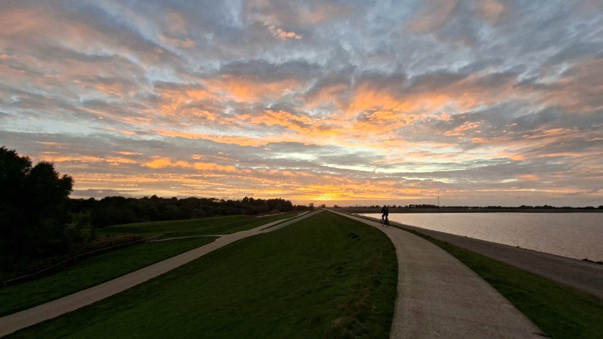 WNapBaukema's tweet photo. Een #regenboog boven de #Eems tijdens #zonsondergang #mooieluchten https://t.co/Uxm7kbNfdg