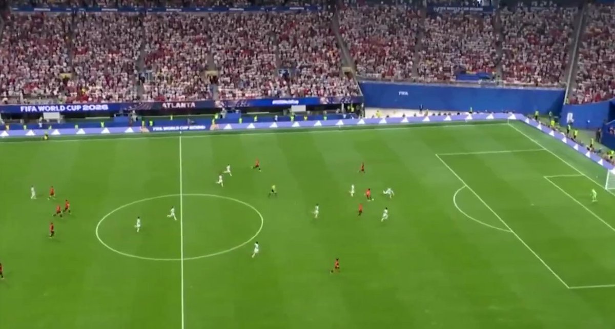 TostadaYXeneize's tweet photo. @RedondoydeRicot @MartinIndio1984 Sisi en la mitad de cancha seguro, daaale chabón mínimo metele ganas cuando inventes una de las tantas pelotudeces que decís, sin ese quite de Paredes no hubiese existido las otras épicas con goles y demás, porque Egipto hubiese hecho el 3-2 sobre el final siendo un 3v2, imbécil. https://t.co/Sw3J0FCPx5