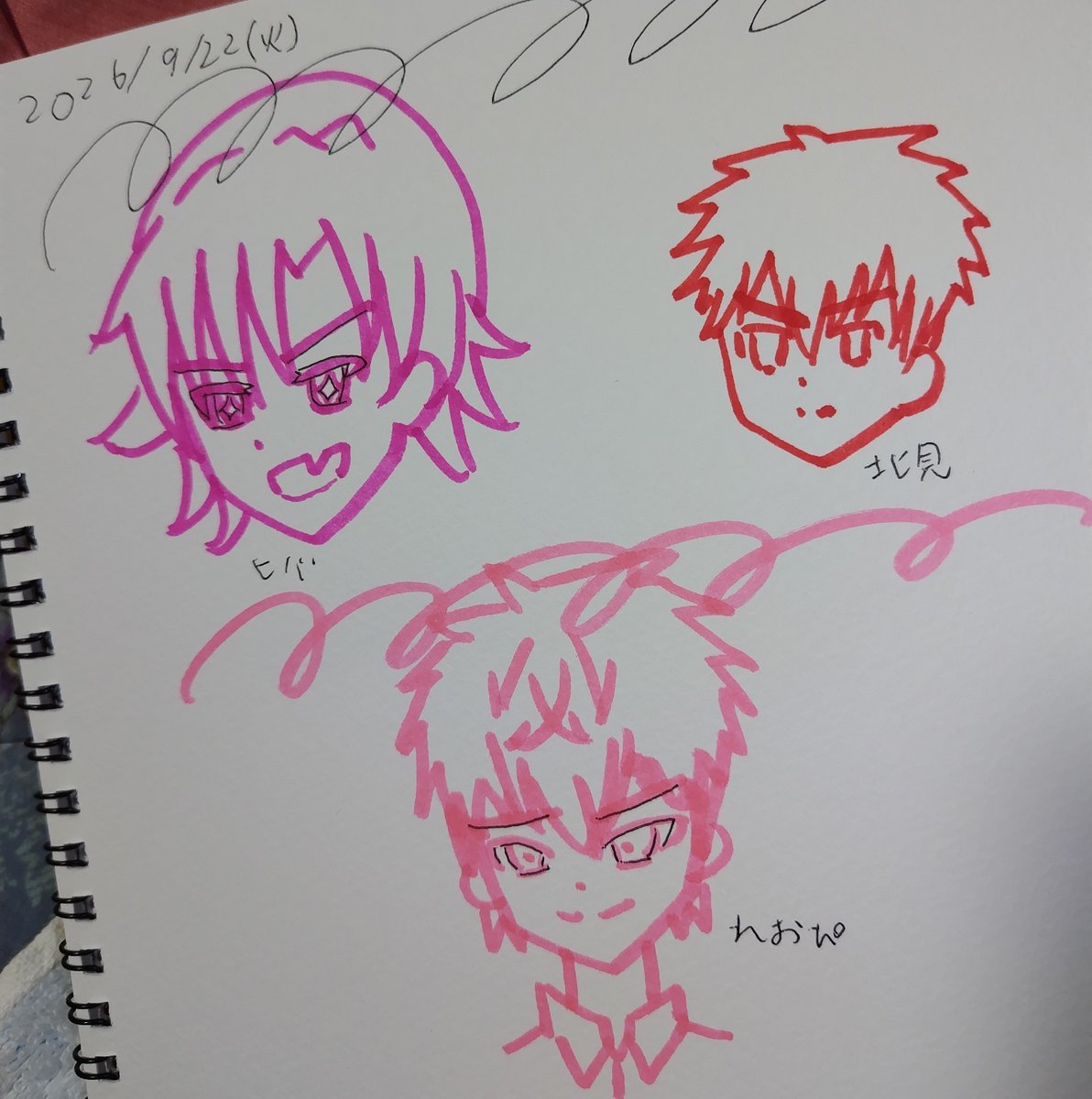 Senq_0106's tweet photo. ペンスタンドの肥やしになってたカラーペンでラクガキしてみた。ヒバと北見とれおぴ、に見えてたらいいな https://t.co/PBklDIpqUw