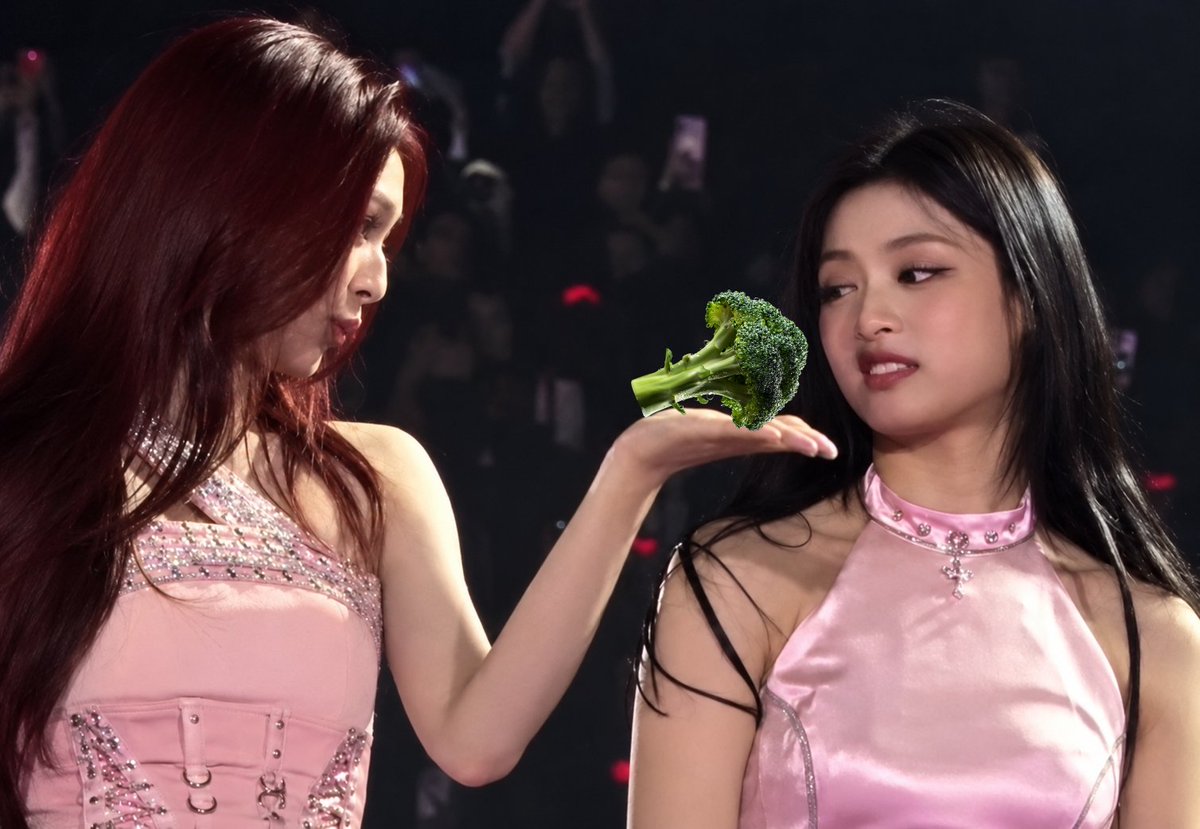 AXeRoNi's tweet photo. Broccoli traumatized my Ahyeonii, so I had no choice but to make this meme 🤭🤭🤭
#AHYEON #BABYMONSTER https://t.co/PNjKtzPRTZ