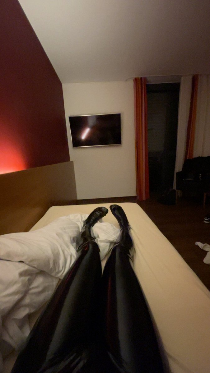 kinky_guy_nds20's tweet photo. With latex socks or normal socks? What do you prefer?
#latex #latexleggings #rubber #gay #kink #nike #socken #sock #feetfetısh #feetworshi̇p #boy https://t.co/OhDjlbXy44