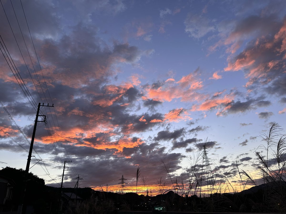 ybsradiofun's tweet photo. おはようございます

今朝の上野原は、雲多めですが青空が広がっています
 朝焼けも綺麗でした

久しぶりに富士山もしっかり見えています

気温は20.7℃、半袖でちょうどいい気温です

中央道の下りも車多めです
連休もあと2日、楽しんでくださいね

今日もよろしくお願いします

 #909mybs https://t.co/Ht2cHehxyY