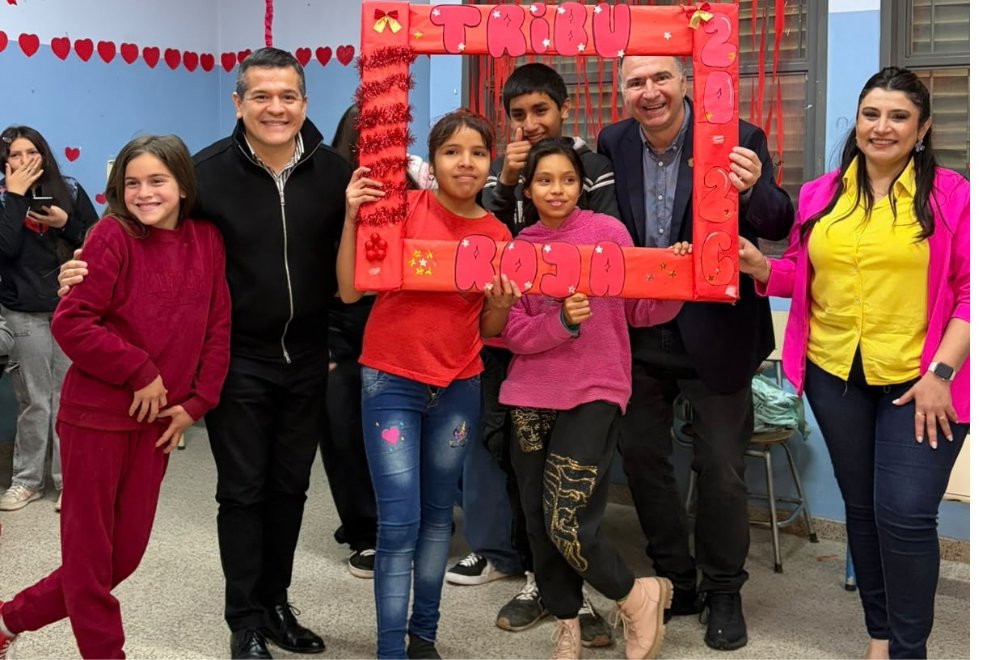 gobdecordoba's tweet photo. 🎉🌸 ¡Feliz Día del Estudiante! La primavera nos encontró celebrando en las aulas.

📚 Este lunes visitamos dos escuelas de #CórdobaCapital para compartir la jornada junto a estudiantes, docentes y equipos directivos, en una fecha que invita a valorar todo lo que se construye puertas adentro de cada escuela.

🏫 El recorrido incluyó a la Escuela U.N.E.S.C.O., en barrio #Guiñazú, y al IPEM N.º 6 “Juan Filloy”, en barrio #GeneralPaz, dos instituciones que día a día reciben a jóvenes de distintos puntos de la ciudad.

🤝 Son encuentros que fortalecen los lazos entre familias, docentes y estudiantes y reflejan nuestro compromiso con una escuela abierta, participativa y cercana a cada comunidad.

#HacerParaCrecer #EducaciónCórdoba