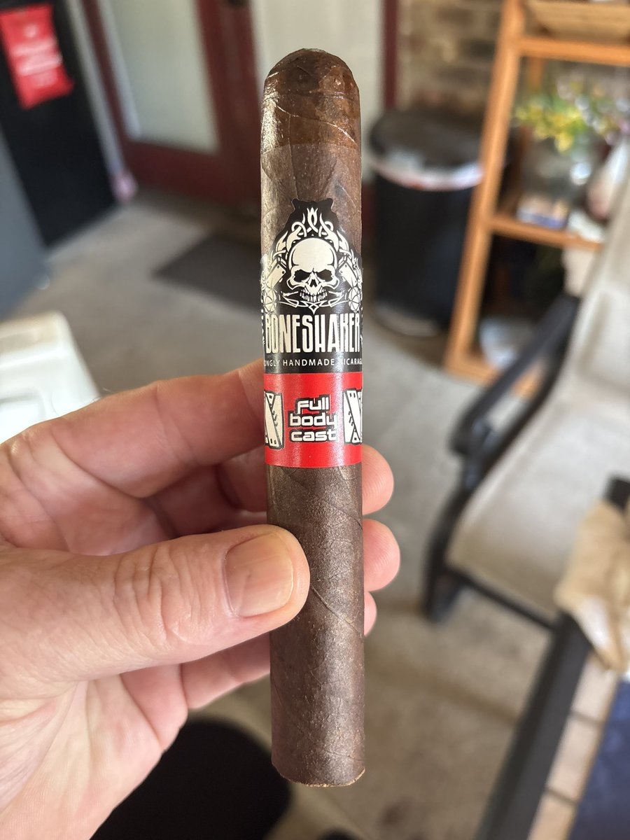 ReviewerOfCigar's tweet photo. Happy Monday #everyone. Relaxing on my off day. https://t.co/1npzt56RWu https://t.co/DGhAzFdo4B