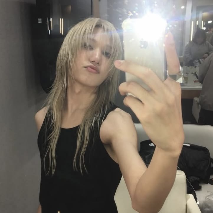 banggholic's tweet photo. busco mutis! 

22 | arg | she/her 
soy nueva en #kpoptwt a 
staneo a skz y piwon, literalmente ayer decidí stanear a nexz también (quede embobada en el concierto) 

mis bias son jongseob, chan y yu 
una interacción y hago follow wuju https://t.co/MnTaUDzDSK