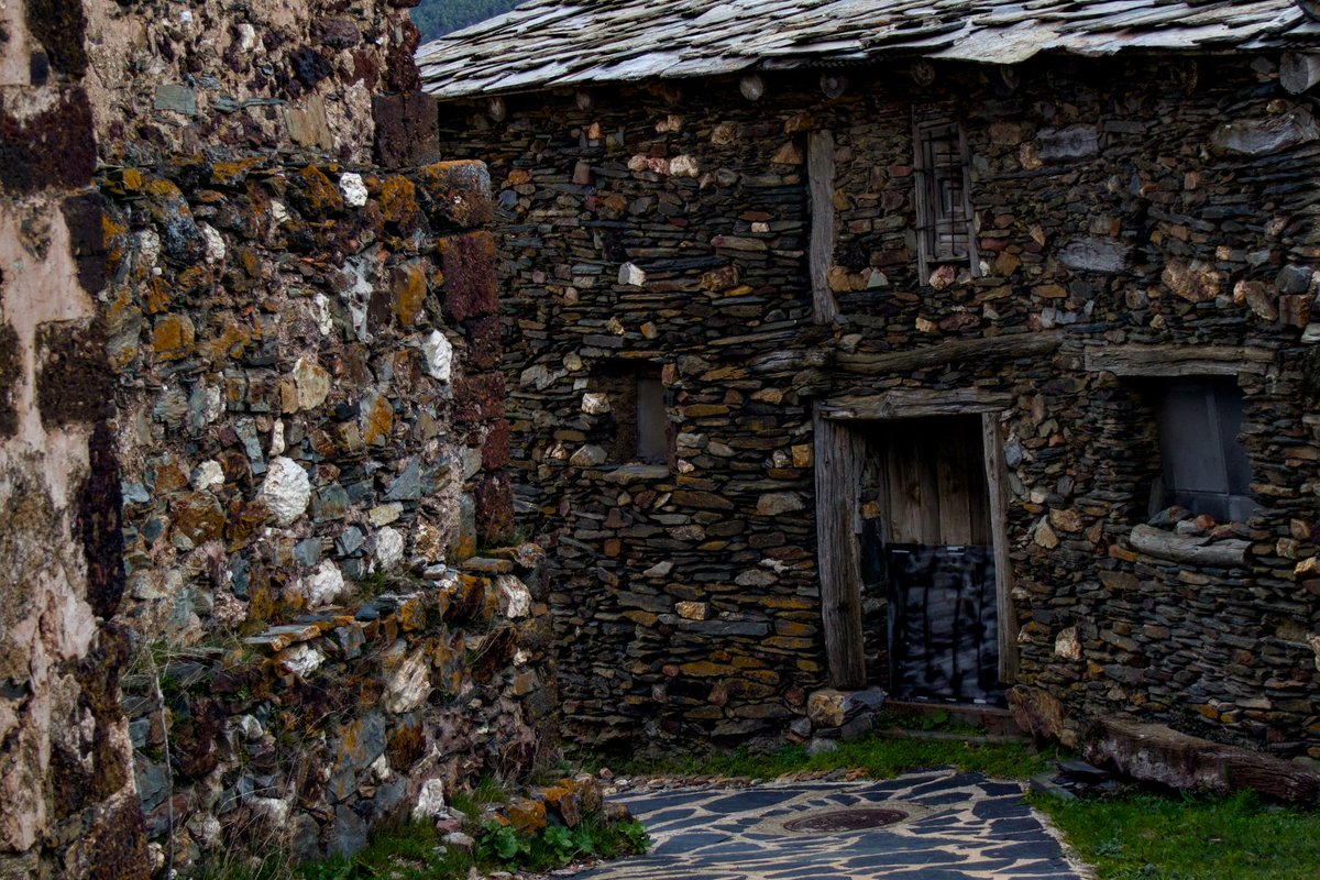 JoelDavanzo's tweet photo. Between stone, silence, and open skies. El Muyo and the black villages of the Sierra de Ayllón need no filters: narrow lanes, slate roofs, and time moving slowly through every corner. Life is simpler here—and perhaps more authentic for it. https://t.co/e1vFNXYufo