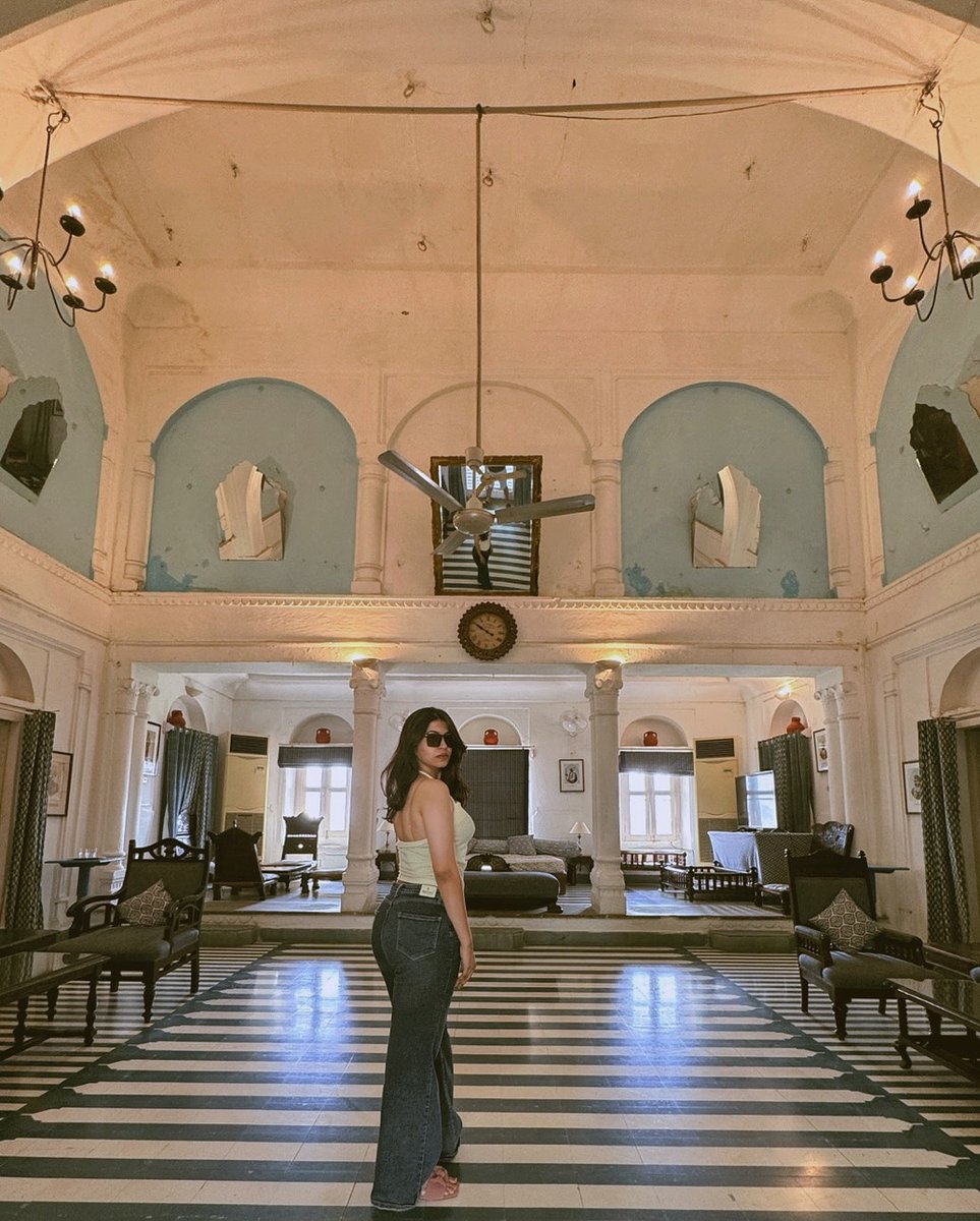 MeredithSiebys's tweet photo. Vintage vibes. Timeless confidence. https://t.co/FQQQVHEukW