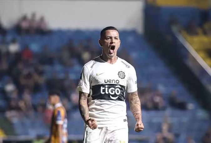 BrunoPont's tweet photo. LO ÚLTIMO | Reporte medico de #Olimpia sobre la lesión de Derlis González:

"Durante el examen físico realizado al jugador, tras manifestar molestias en la región plantar del pie izquierdo, se constató dolor localizado a la palpación, acompañado de una limitación funcional para la movilidad normal. En base a la evaluación clínica y estudios complementarios realizados, se diagnosticó una lesión estructural de carácter parcial en la aponeurosis plantar izquierda, por lo que el deportista iniciará el protocolo correspondiente. Tiempo estimado de recuperación: 3 semanas"

@rockandpop955
@nanduti
#LaGranJugada