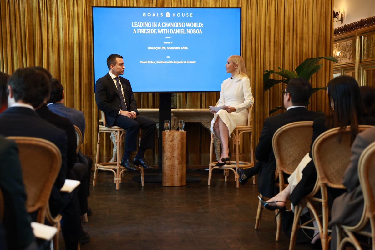 politicsecu's tweet photo. 📍Daniel Noboa participa en conversatorio internacional sobre desarrollo e inversión

El presidente Daniel Noboa participó en el encuentro “Leading in a Changing World”, de Goals House, donde presentó la visión de Ecuador y las oportunidades del país en materia de inversión, crecimiento y cooperación.

El diálogo reunió a expertos y líderes internacionales de sectores como tecnología, minería, energía y agricultura.
