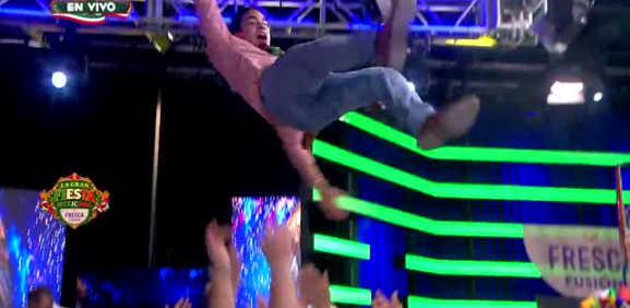 multimediostv's tweet photo. Tremendo susto de Emilio al lanzarlo #EsShow 

https://t.co/NKQVfxnqIr https://t.co/sFh2SmC9Vh