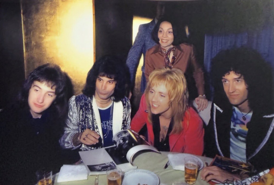 oxameena's tweet photo. Roger says Can i see plz https://t.co/1amUqUHAkr