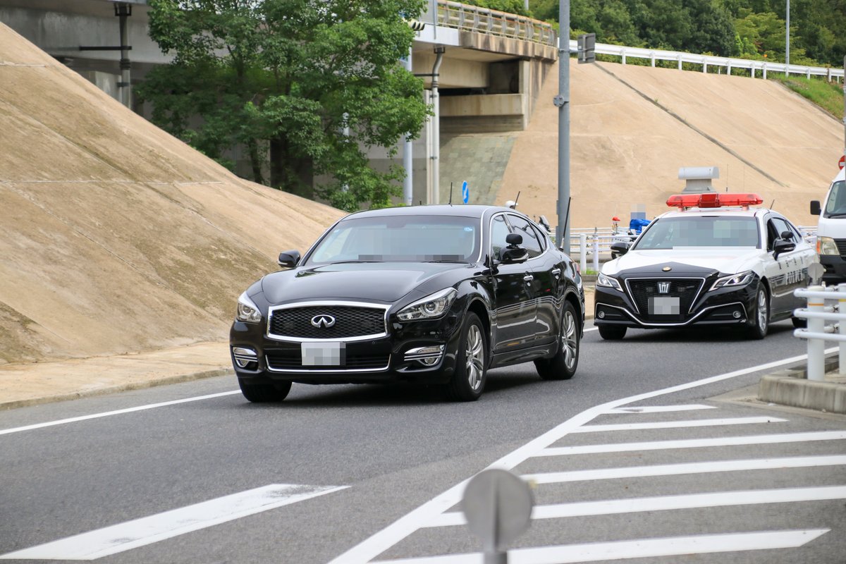 police7000's tweet photo. 2026.9.20
長久手ジブリパーク 
天皇両陛下御料車列 
警護は 210クラウンアスリートと
 220クラウンの警護車と 
フーガの特別警護車でした。
 #御料車列 
#天皇両陛下 https://t.co/eGtewEsX1k