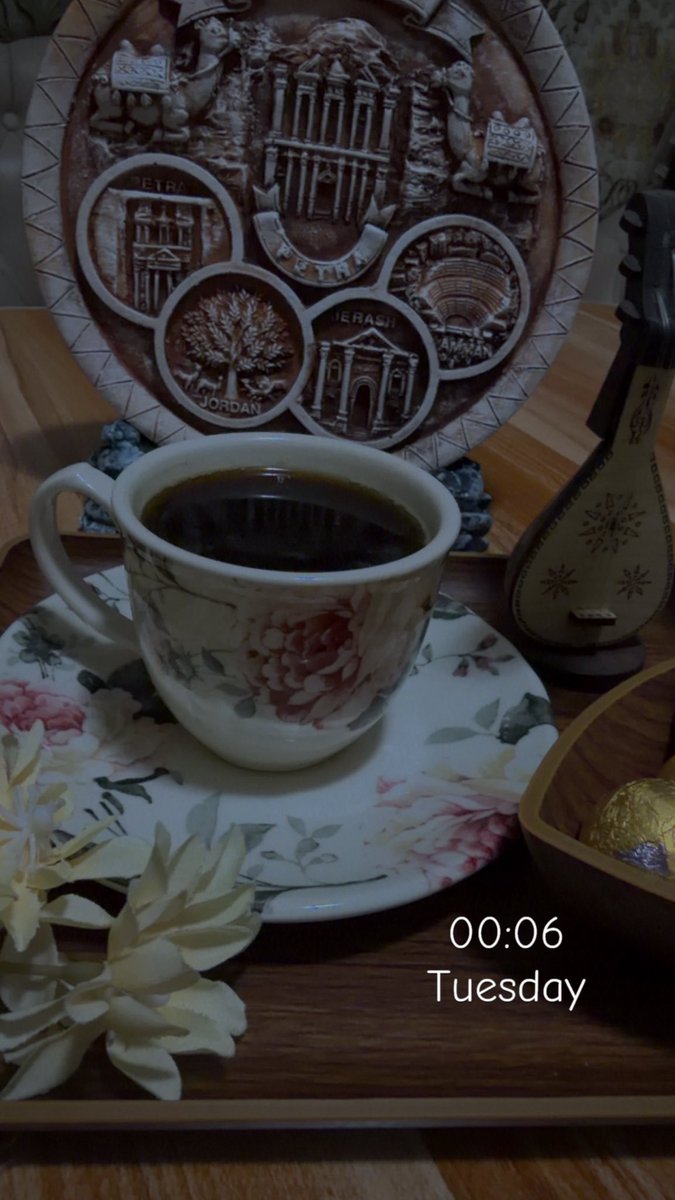 SouthernJor's tweet photo. جعلتُ لك فنجاناً من طقوسي ..
لا تمسّه قهوتي إلا حين يكون صوتك معي .
حتى ارتشافها صار عندي ضرباً من الوصال ..
طقساً صغيراً  أُقيمه كلما غبتَ عن يدي وحضرتَ في سمعي .

ملحوظة: فنجانٌ اشتريتُه باسمك .. لطقس حديثنا وحده .. لا أشرب منه إلا حين تكونُ معي .

فضفضـ ☕️ AK 🇯🇴ـــة https://t.co/TIZ54xrWKh