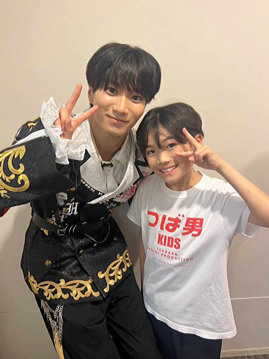 rikuto_tsubadan's tweet photo. 引き続きこちらも…
真・世が世なら‼︎!先輩と撮ってもらった写真です✨
先輩みんなめっちゃイケメンでかっこいい！！
九死に一生が一番大好きな曲で、ずーっと聞いちゃうし歌っちゃう🐶🩷またライブ見たいな〜🎶
#つば男　#つば男KIDS https://t.co/r7Ki3hiIJh