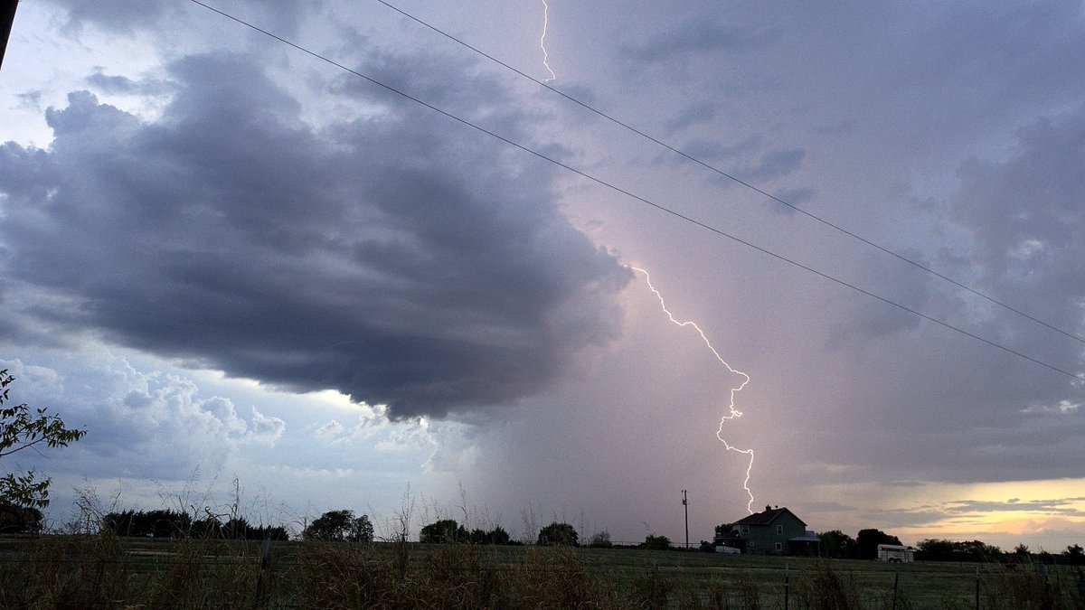 Yetibob451's tweet photo. @TxStormChasers Between Blue Ridge and Leonard looking NNW https://t.co/PZKURvcKV4